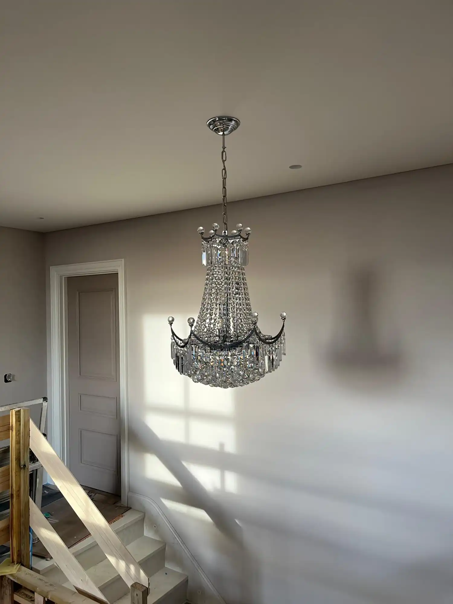 A chandelier hanging from a ceiling in a room.